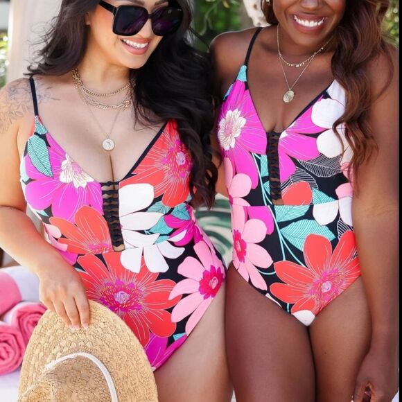 New LA BLANCA IN FULL BLOOM FLORAL REVERSIBLE PLUNGE SWIMSUIT - MULTI One Piece - Picture 1 of 8